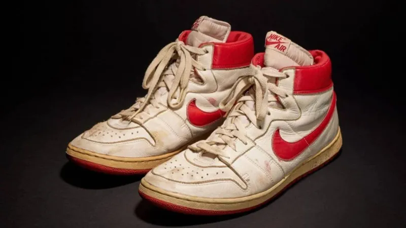حذاء مايكل جوردان الأسطوري يحقق رقمًا قياسيًا في مزاد بنيويورك.. كم بلغ سعره؟
