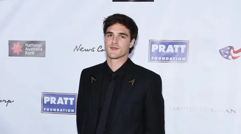 جاكوب إلوردِي يُبهر عشاق الساعات الفاخرة بتصميم كارتييه النادر