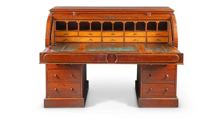 مزاد على مكتب تولكين الشهير المستخدم في كتابة The Lord of the Rings