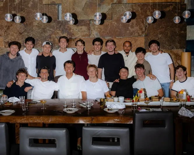 لويس هاميلتون يجمع نجوم الفورمولا 1 على طاولة واحدة قبل ختام موسم 2025