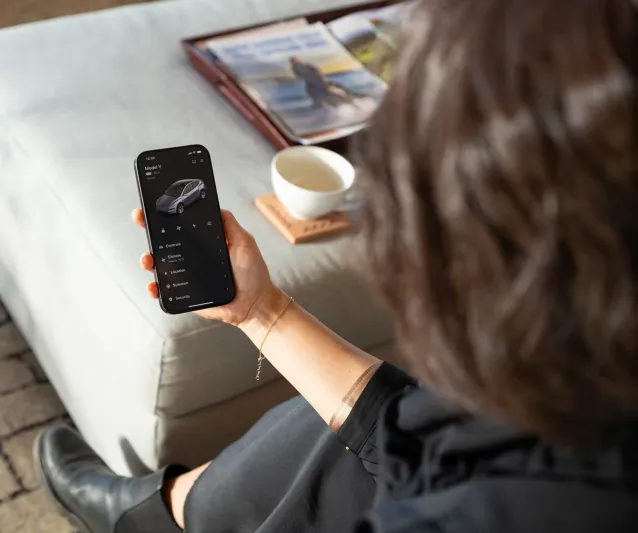 تسلا تطلق ميزة ذكية لتسهيل العثور على سيارتك في المواقف المزدحمة.. تعرّف عليها