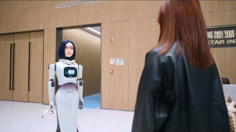 من الخيال إلى الواقع: روبوت بشري أنثوي يُظهر مهارات طبيعية في التفاعل مع البشر (فيديو)