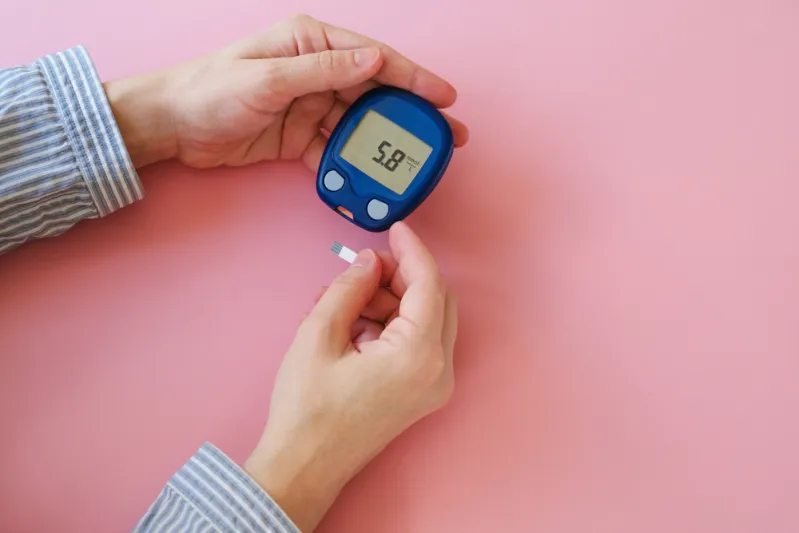 الذكاء الاصطناعي يكشف الأمراض المزمنة من قطرة عرق واحدة.. كيف يحدث ذلك؟