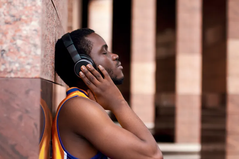 كيف تؤثر كلمات الأغاني على نفسية المستمعين؟ دراسة تكشف