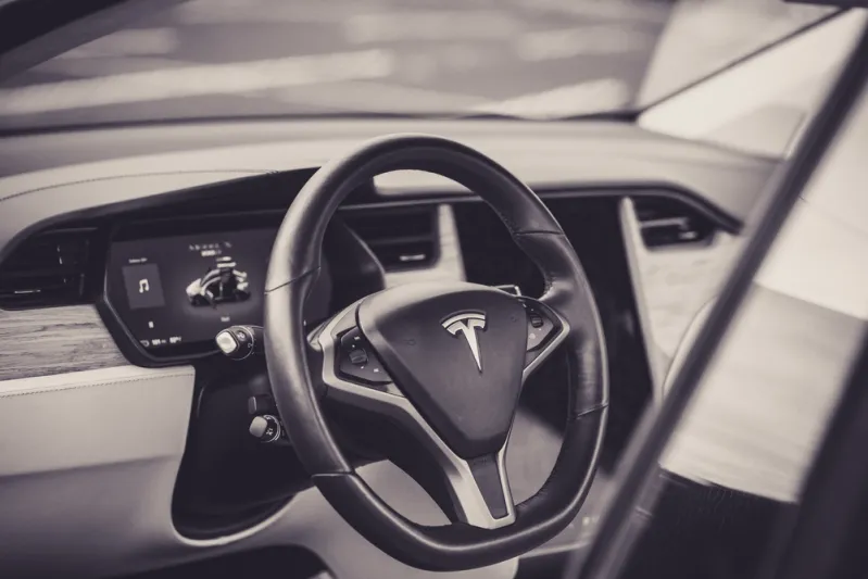 بين الحماس والمخاوف.. تسلا تدخل مرحلة جديدة من القيادة الذاتية