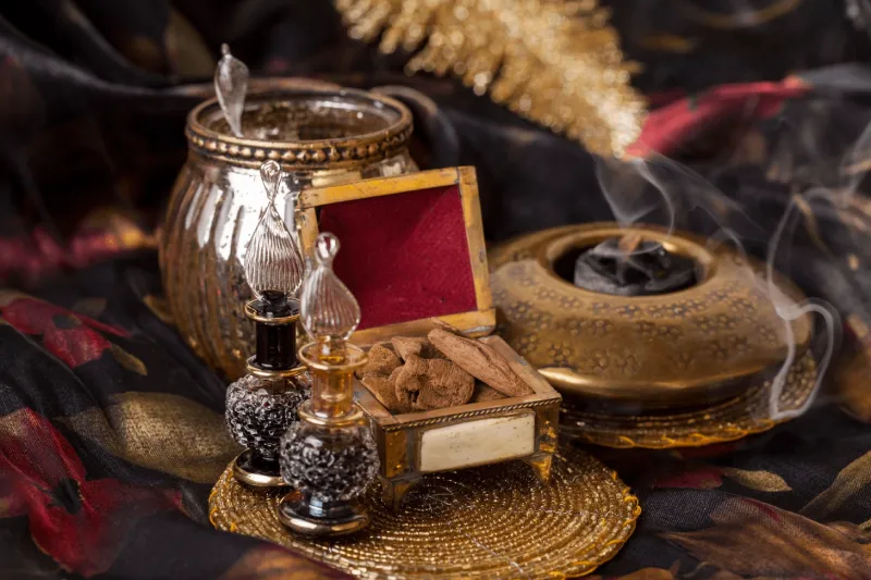 نفحات العطور الخشبية.. فخامة تُحاكي الحواس وتروي أسرار الرجولة