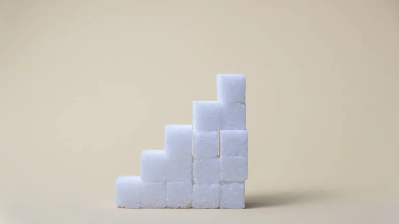 علماء يشرحون ما يحدث في فمك عند تناول السكر