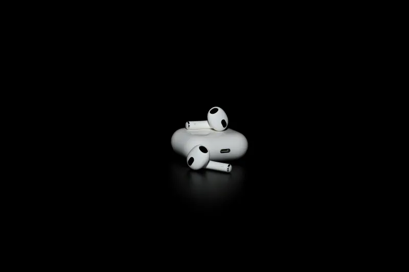 هل تعود آبل لخطة الإصدارات الملونة لـAirPods؟ تسريبات تكشف