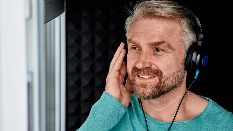 لماذا تظل الأغاني عالقة في رأسك؟ تفسير علمي دقيق