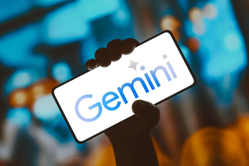 المستخدمون يعيدون ترتيب أدوات الذكاء الاصطناعي.. هل يكتسح Gemini منافسه ChatGPT؟