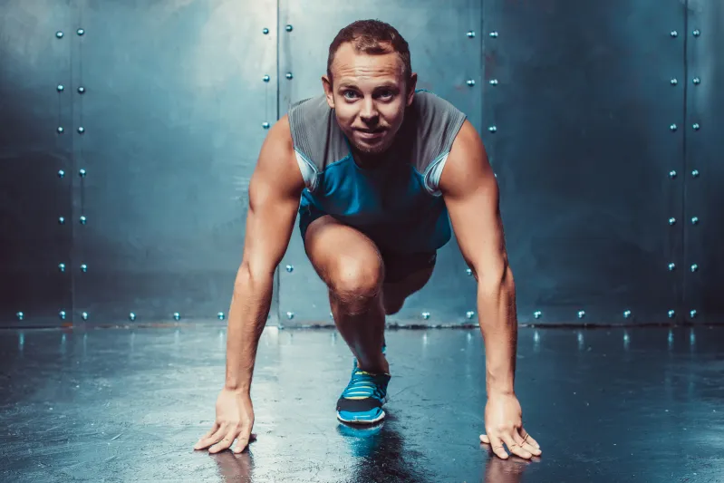 عادة شائعة قبل التمرين تزيد خطر الإصابة بدل الوقاية.. ما هي؟