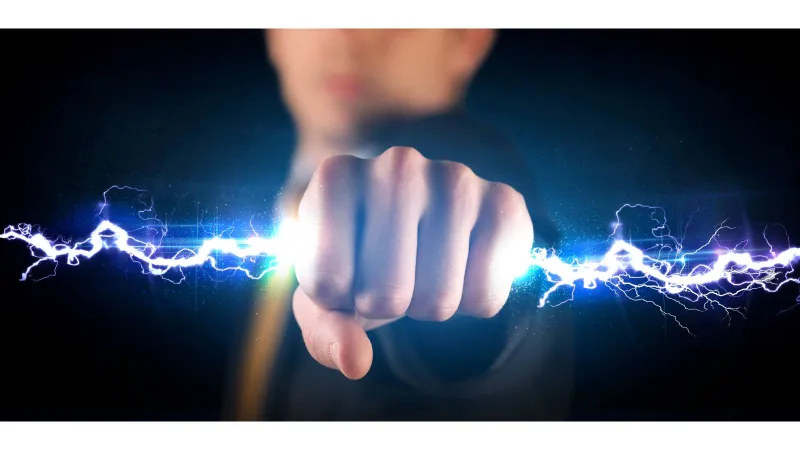 فيديو يوثق تجربة مذهلة ليوتيوبر يلتقط "البرق في زجاجة"