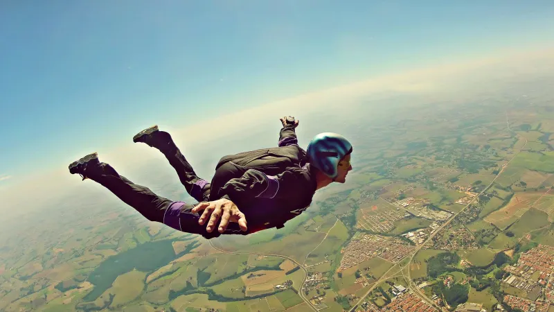 مروحية تنقلب رأسًا على عقب ومظلي يقفز منها في لحظة الصفر (فيديو)
