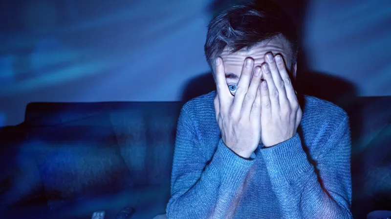 العلم يجيب: كيف يشعر دماغك بالألم عندما يتألم غيرك؟