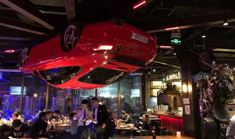 مشهد غريب داخل مطعم صيني يثير حيرة الزوار.. ما قصة هذه "الساعة"؟