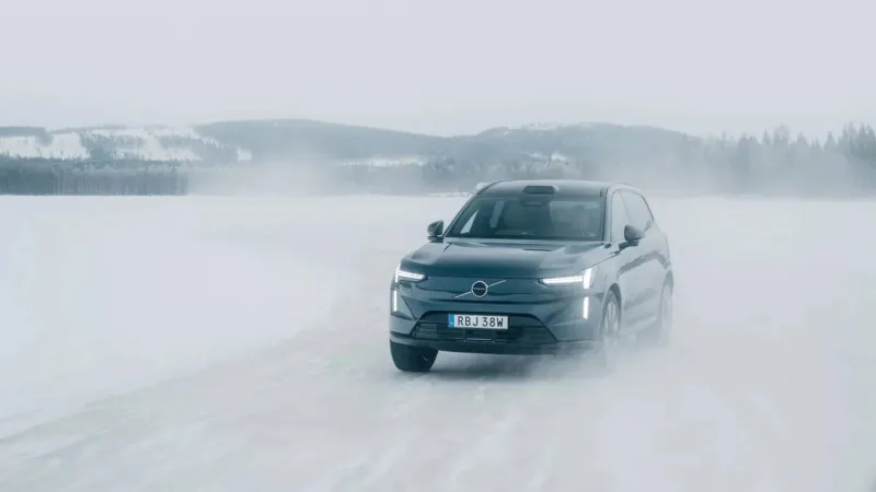 هل تتفوق السيارات الكهربائية على البنزين في الثلوج والجليد؟.. تجربة حية تفجر مفاجأة