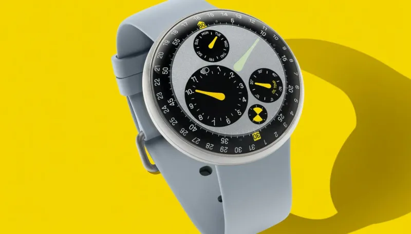 الوقت يطفو على الزجاج.. مارك نيوسون يكشف عن ساعة ميكانيكية استثنائية