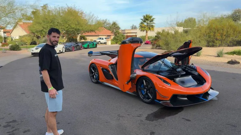 كابوس الملياردير ستيف هاميلتون.. كيف خذلته سيارات كونيجسيج في يوم واحد؟ (فيديو)