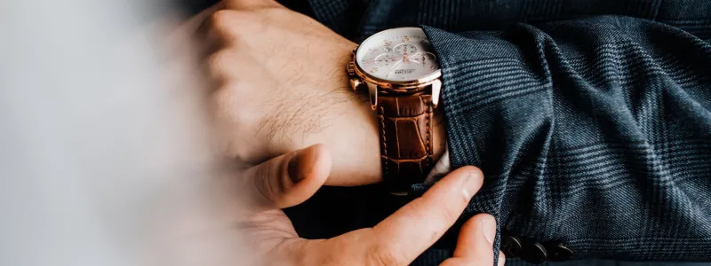 على حافة الدقيقة تولد الفخامة: جديد عالم السّاعات الرّاقية