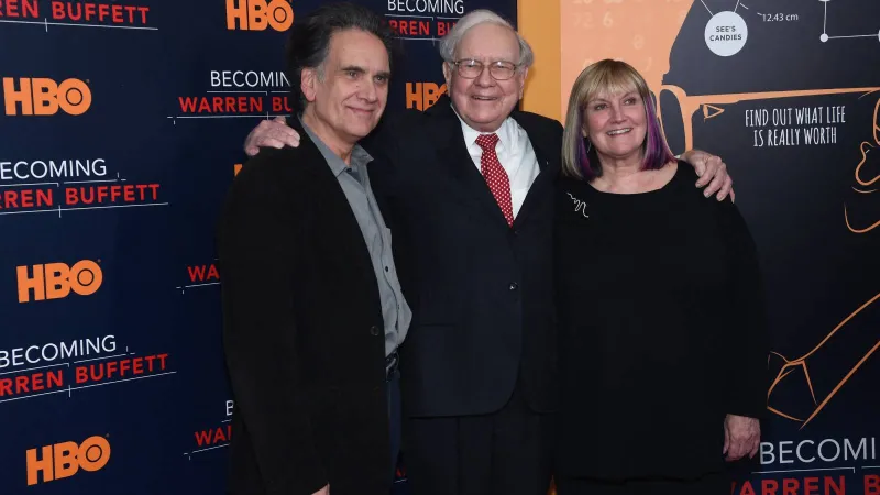 ابن وارن بافيت يحكي موقفًا طريفًا حول اكتشافه ثروة والده