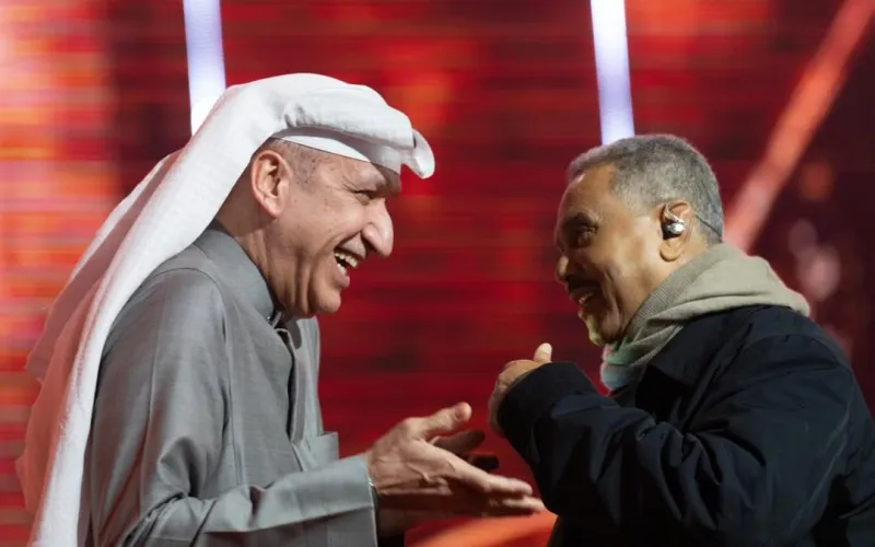 عبد الله الرويشد يفاجئ محمد عبده بعناق مؤثر في الكويت (فيديو)