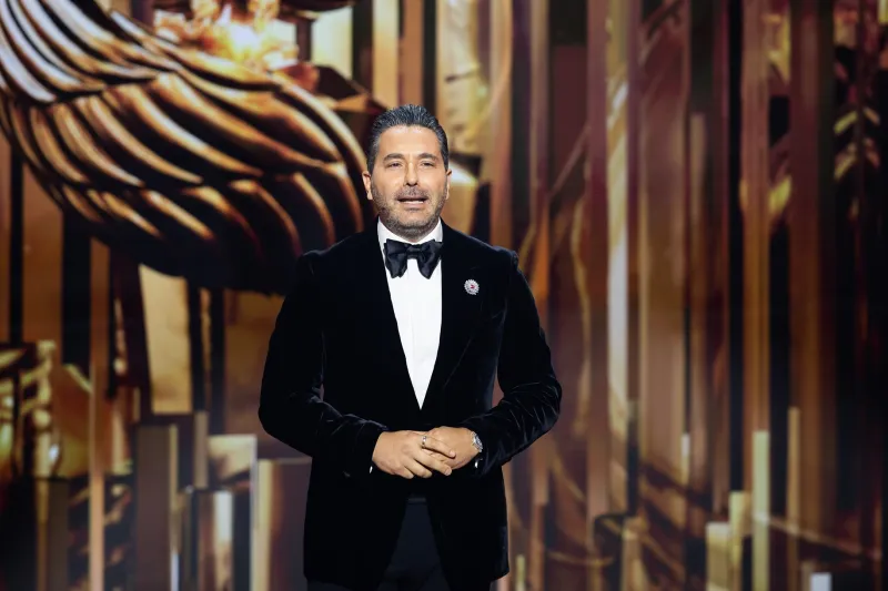 النجوم العرب يتنافسون بأناقتهم على السجادة اللافندر لحفل جوي أووردز