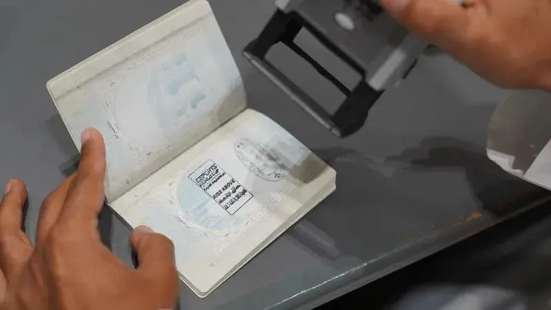 الجوازات توضح شروط وآلية تجديد تأشيرة الخروج والعودة بعد عام من انتهائها