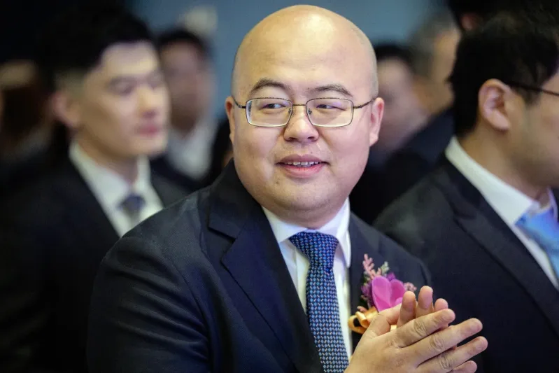 رحلة صعود مذهلة: شاب صيني يدخل نادي المليارديرات من بوابة الذكاء الاصطناعي