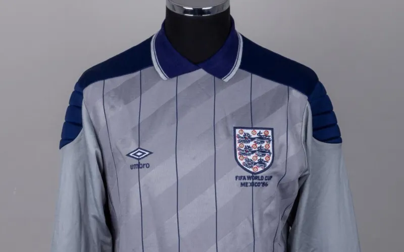 قميص بيتر شيلتون التاريخي يتصدر مزاداً نادراً لأبرز لحظات كأس العالم