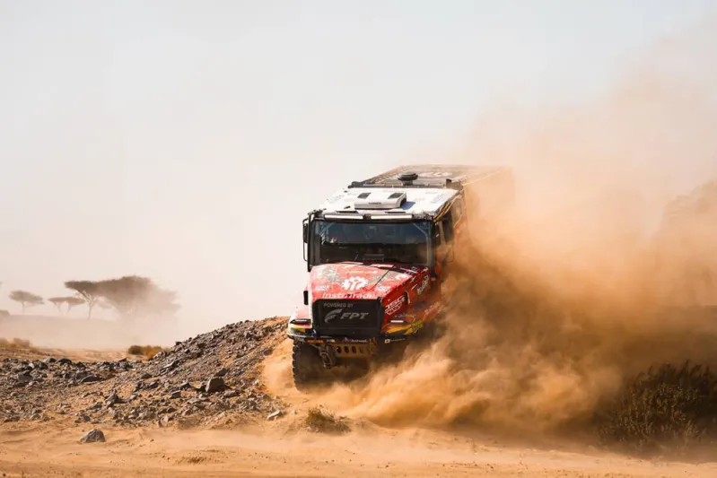 إريك غوكزال يتصدر المرحلة التاسعة في رالي داكار السعودية (فيديو)