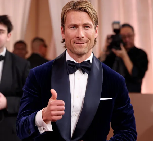 غلين باول يفاجئ جمهوره بإطلالة غير مألوفة على السجادة الحمراء لغولدن غلوب