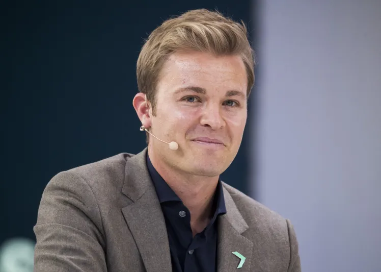 بطل الفورمولا 1 يطلق صندوقًا استثماريًا جديدًا.. هذه قيمته وأهدافه