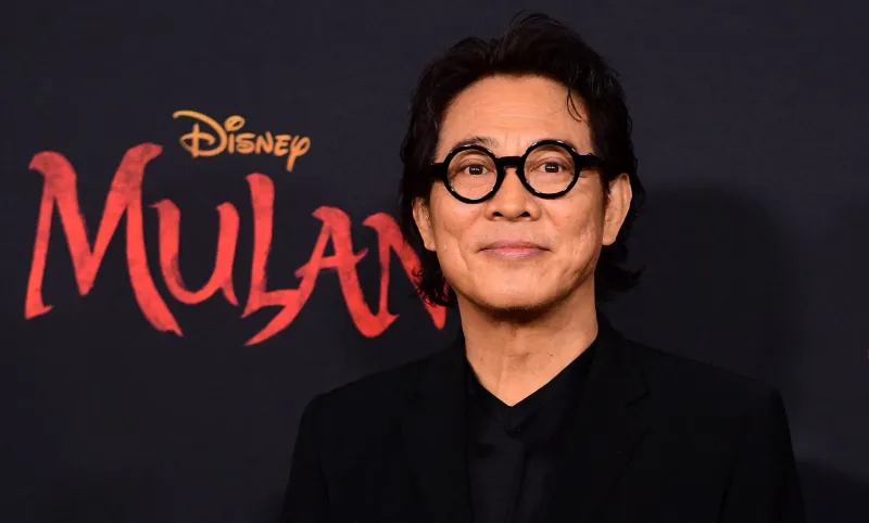  بعد 15 عامًا.. النجم جيت لي يعود إلى فنون السيف في "Blades of the Guardians" (فيديو)