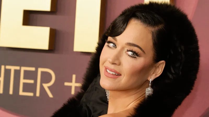 ماذا تفعل كاتي بيري مع رئيس الوزراء الكندي السابق في منتدى دافوس؟