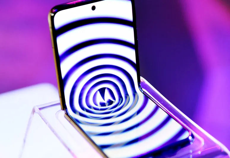 موتورولا تدخل المنافسة القوية للهواتف القابلة للطي بـ Razr Fold (فيديو)