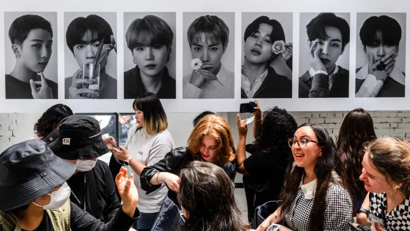 أعضاء من فرقة BTS يتصدّرون قائمة أغنى المليارديرات الشباب