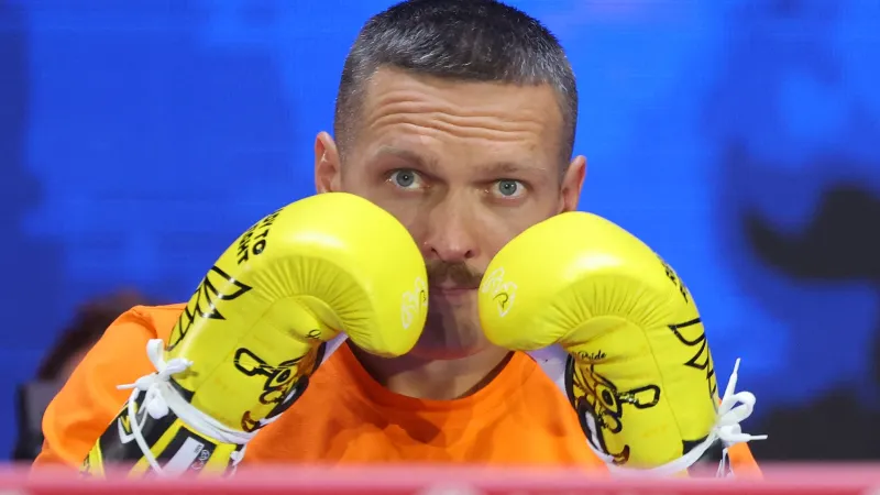 أوسيك يفاجئ الجميع: بطل الملاكمة يسطع في كرة القدم مع بوليسيا! (فيديو)