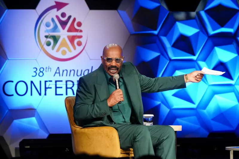 في عيد ميلاده الـ69.. تعرّف على حجم ثروة ستيف هارفي ومصادر دخله الخيالية