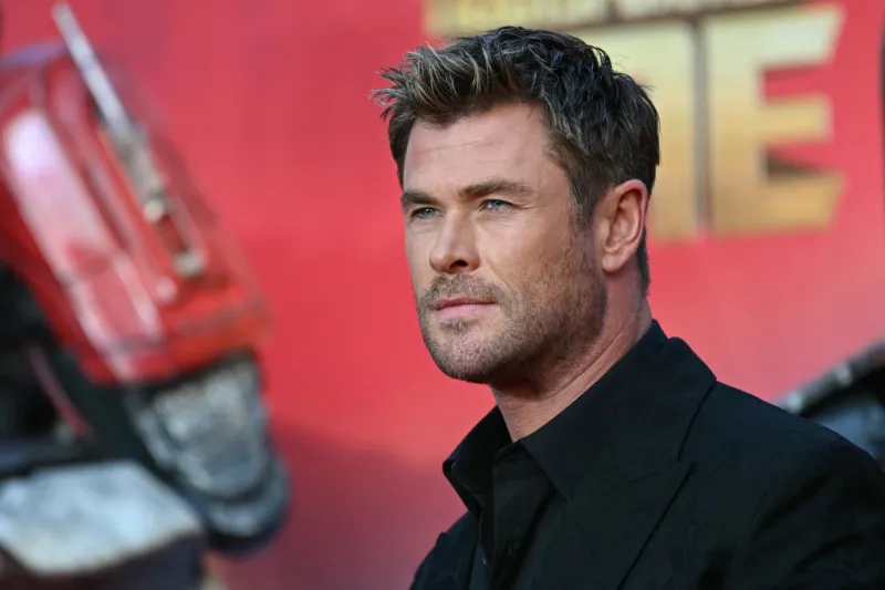 مع بداية 2026.. هيمسوورث يتألق بساعة فاخرة قيمتها تفوق 300 ألف دولار