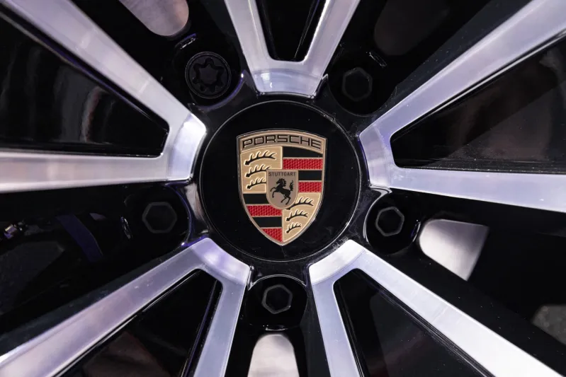 2025 في عالم الفخامة: ما العلامات التجارية الأعلى قيمة؟