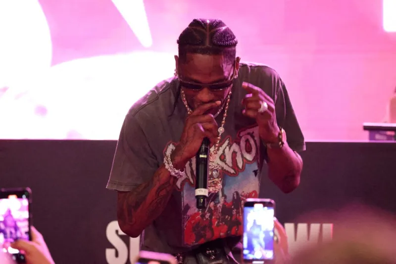 ترافيس سكوت يتألق في أسبوع الموضة بباريس بساعة نادرة بقيمة 2 مليون دولار.. تعرف عليها (فيديو)