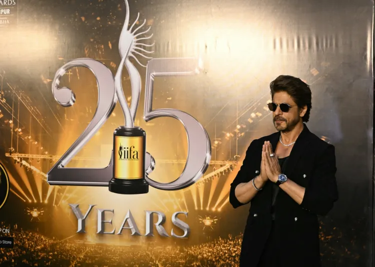 شاروخان يتألق في حفل Joy Awards بساعة رولكس استثنائية (فيديو)