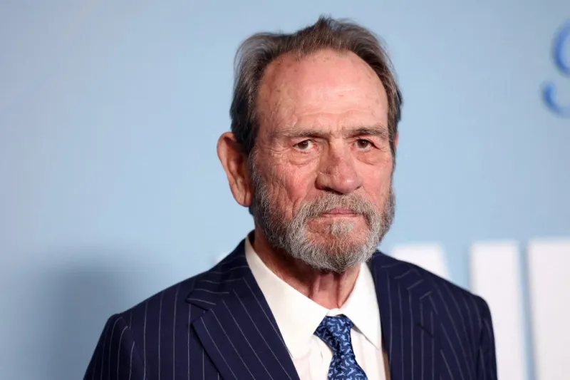 الفنان تومي لي جونز يكشف كواليس وفاة ابنته