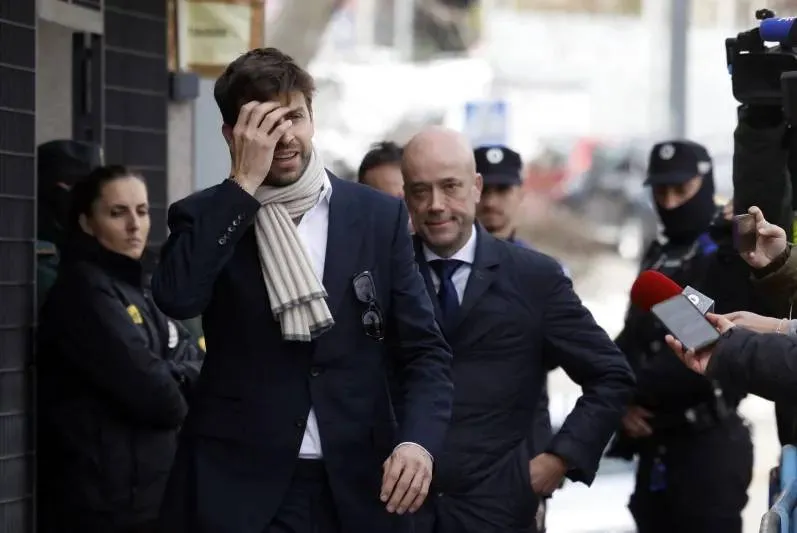 بيكيه يدعو المشجعين لإزالة الثلوج من ملعب أندورا (فيديو)