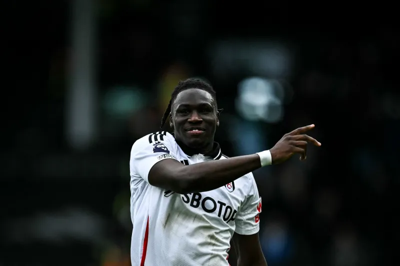 كالفن باسي يثير جدلاً واسعاً بين الجماهير في الملاعب.. ما القصة؟