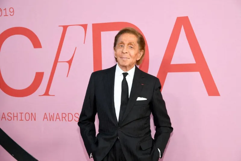 كم تبلغ ثروة المصمم الإيطالي الراحل فالنتينو غارافاني؟