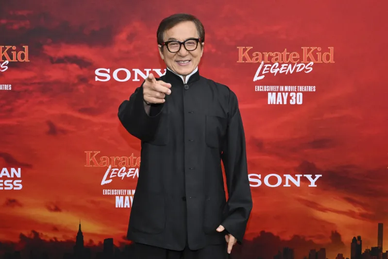 جاكي شان يفاجئ فرقة BLACKPINK بلفتة خاصة في حفل هونغ كونغ.. ماذا فعل؟