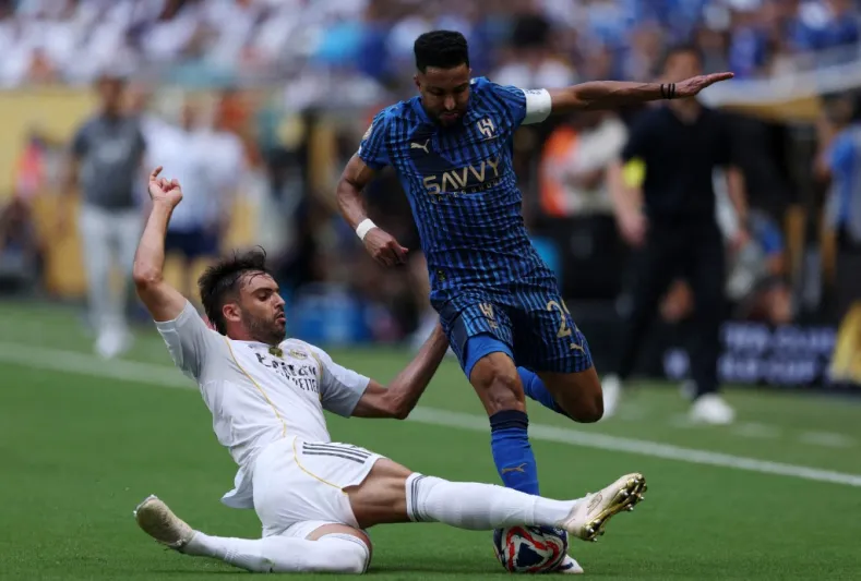 هاني الداود يثير الجدل: غياب سالم الدوسري ليس بسبب الإصابة! (فيديو)