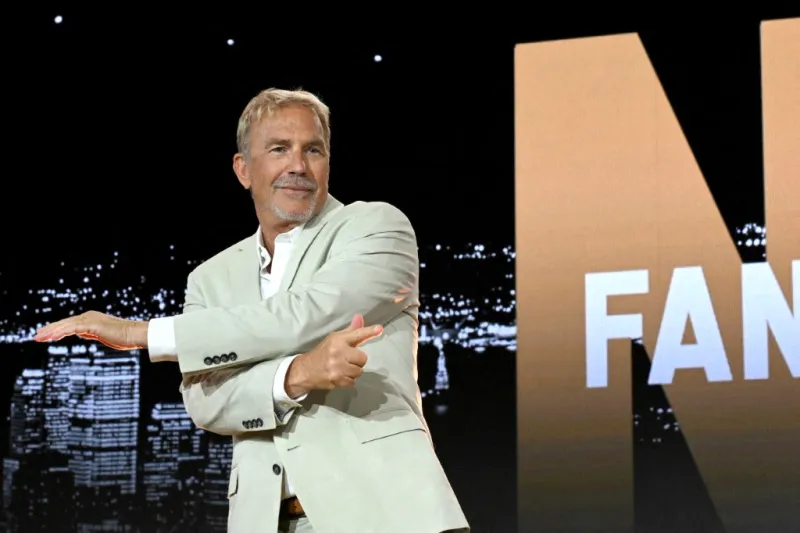 كيفين كوستنر يتحدى السبعين بقصة حب جديدة.. هل يمحو مرارة الماضي؟