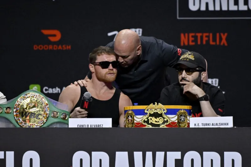 تركي آل الشيخ يتلقى هدية تاريخية من الملاكم كانيلو ألفاريز  (فيديو)